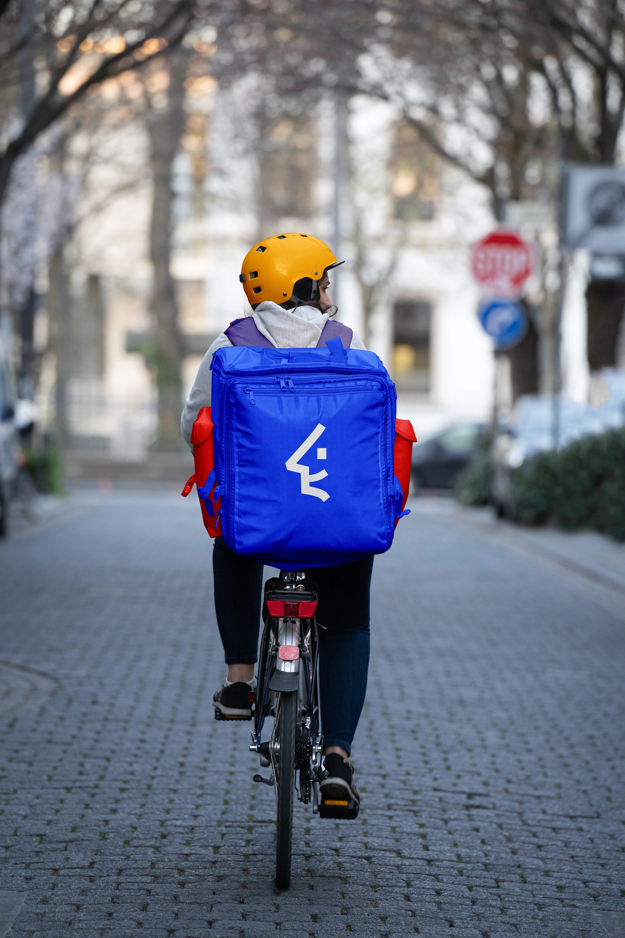 Howdee symbol on a blue delivery backpack